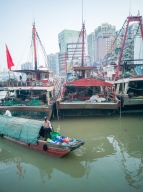 內港，團門為魚船服務賣瓜菜的小艇