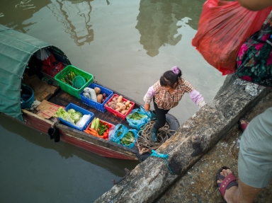 內港，團門為魚船服務賣瓜菜的小艇