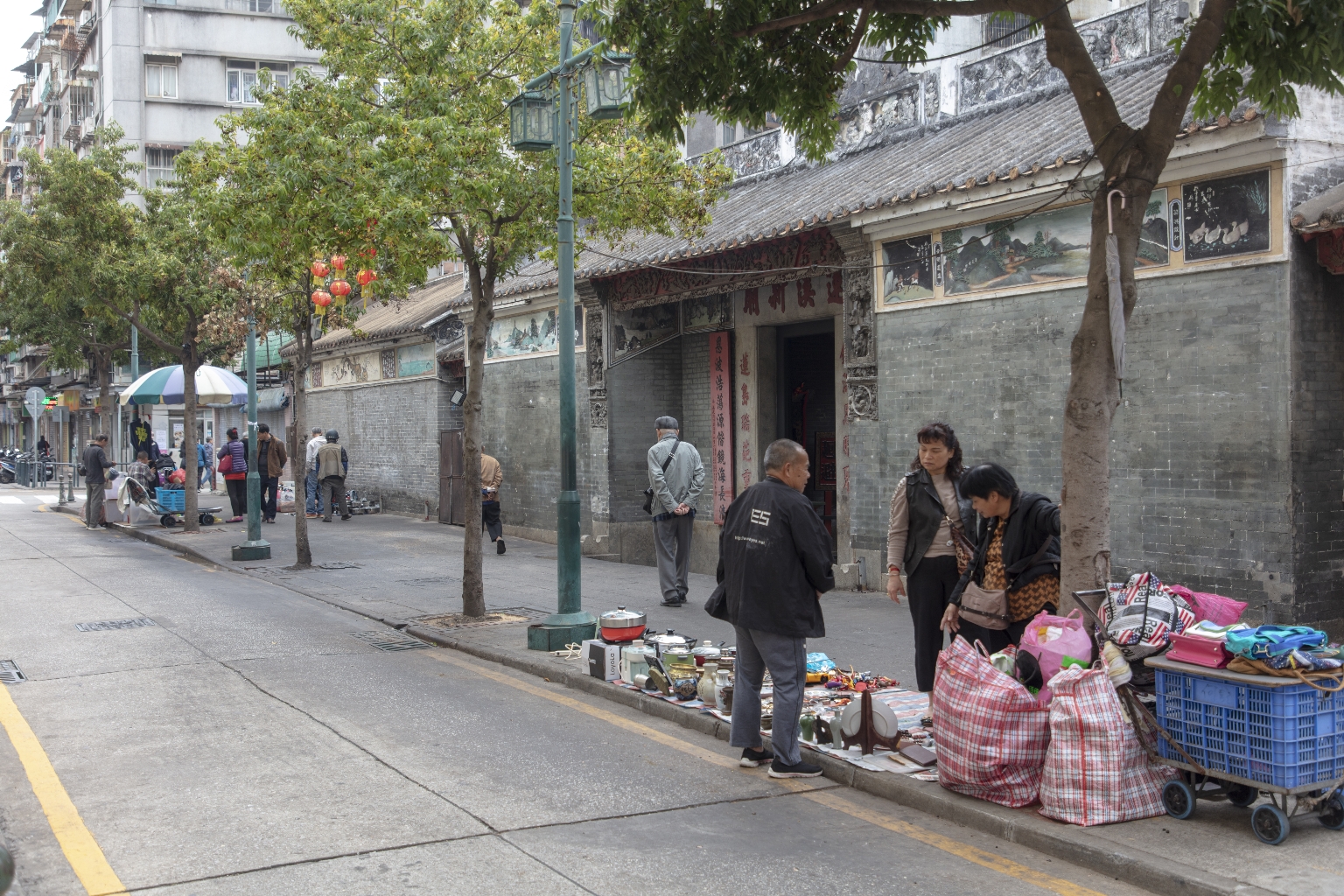 大纜巷，蓮溪廟前賣舊貨的攤販