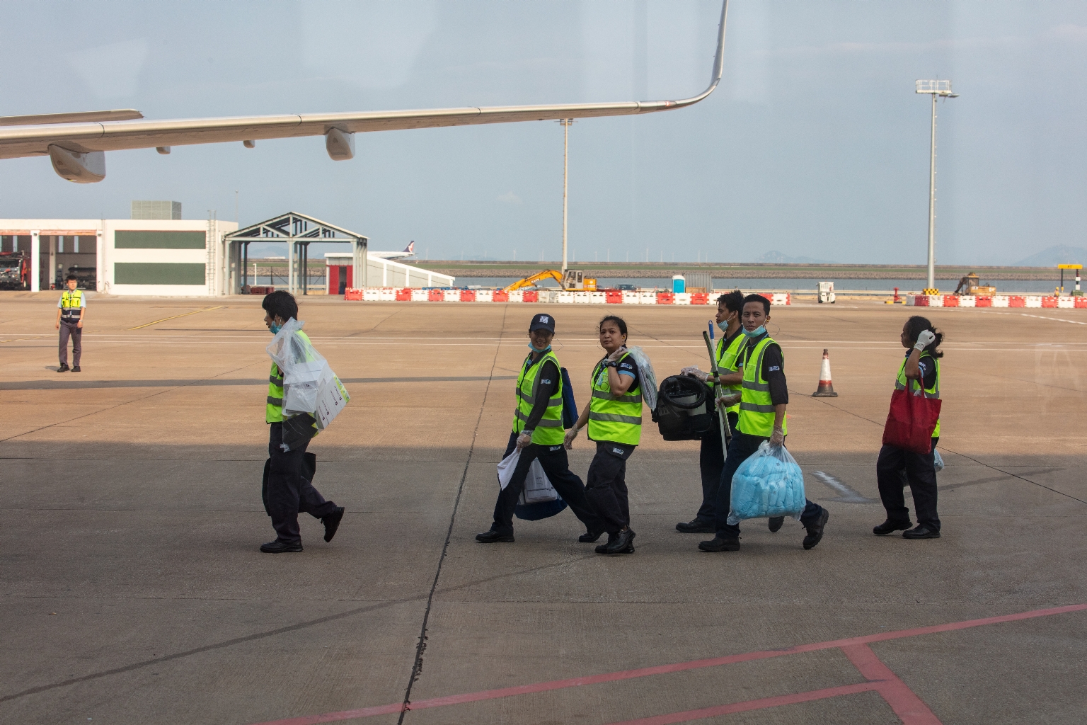澳門國際機場，飛機上的清潔工人
